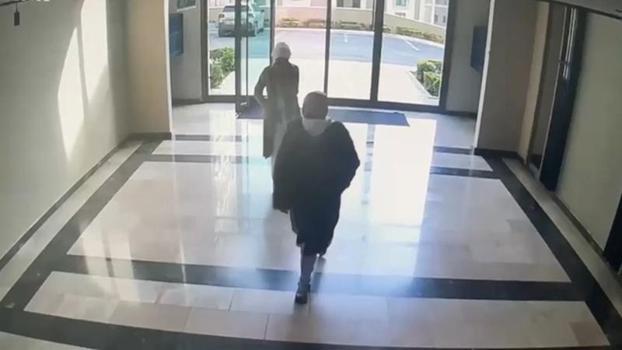 Evlere girip hırsızlık yapan şüphelilerden 1'i yakalandı diğeri aranıyor