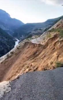 Kozan'da yol çöktü