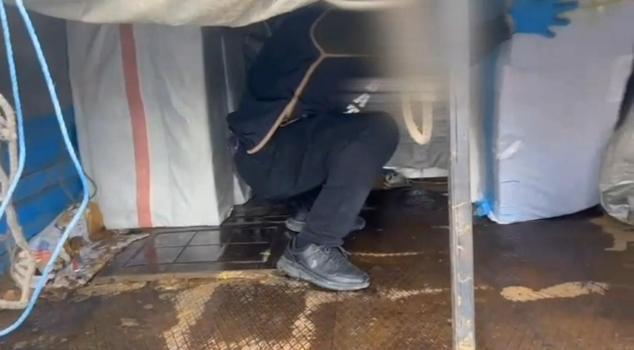 Kamyonette gizli bölmeden 28 bin 360 paket kaçak sigara çıktı