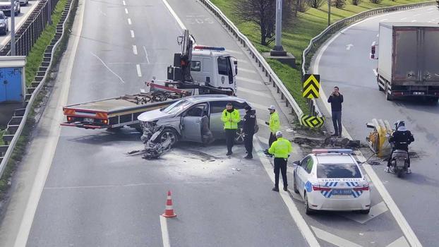 İstanbul- Esenler’de refüje çarpan cip devrildi