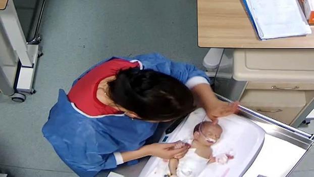 5 günlük bebeği darbeden hemşire: Bir anlık refleksle oldu