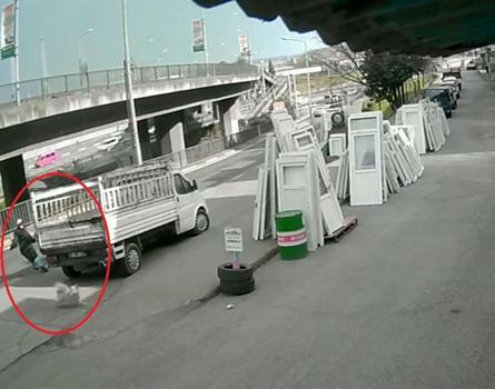 Köpekten kaçarken otobüsün çarptığı üniversiteli ağır yaralandı, kaza kamerada