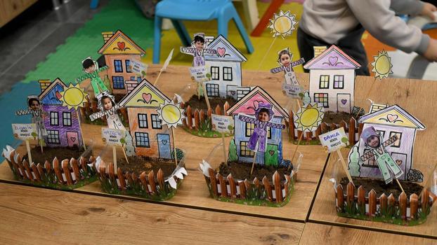 Kuşadası'nda çocuklar, tasarladıkları evlerin bahçesine tohum ekti