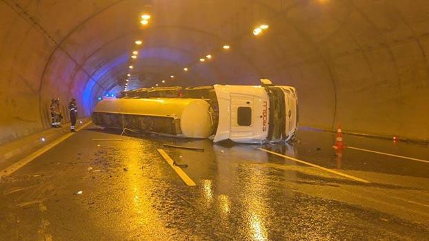 Kuzey Marmara Otoyolu'nda tünelde tanker devrildi; trafik yoğunluğu oluştu