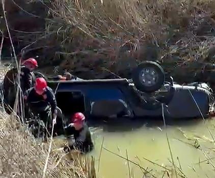 Dereye devrilen kamyonetin sürücüsü öldü