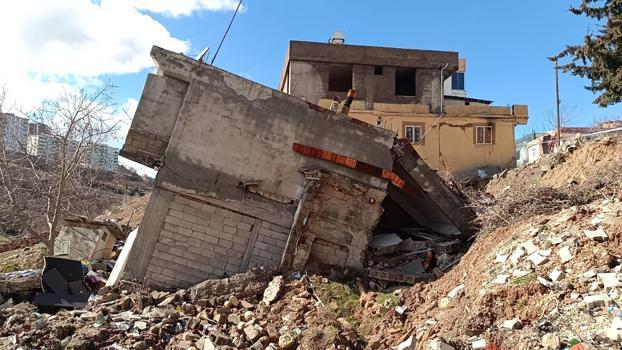 Adıyaman'da 2 katlı bina çöktü