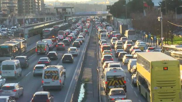 İstanbul'da ilk iftar öncesi trafik yoğunluğu yüzde 85'e ulaştı