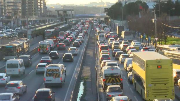 İstanbul - İstanbul'da ilk iftar öncesi trafik yoğunluğu yüzde 85'e ulaştı