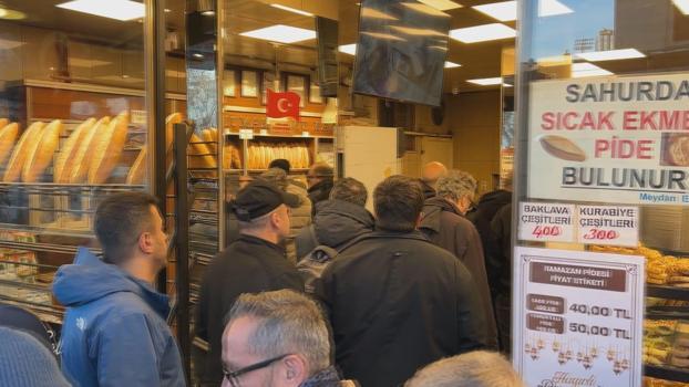 İstanbul - Beyoğlu'nda ilk iftar öncesi pide kuyruğu