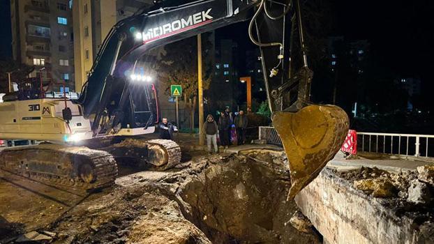 Mersin'de dere üzerindeki köprü kısmen çöktü