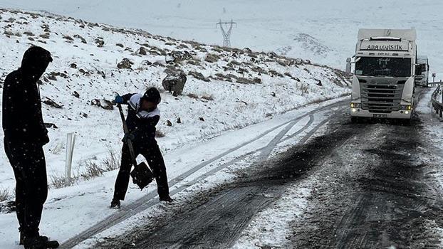 Buz tutan rampada TIR şoförleri mahsur kaldı