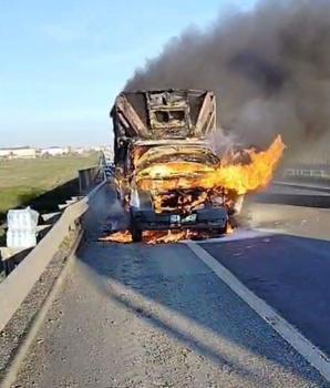 Seyir halindeki kamyonet alev alıp yandı