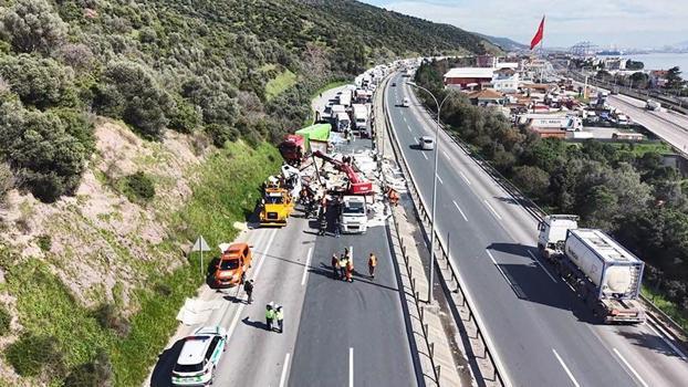 TEM'de lastiği patlayan TIR'a çarpan TIR devrildi: İstanbul yönü ulaşıma kapandı