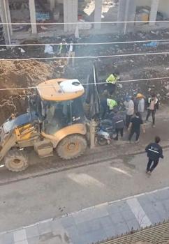 Geri manevra yapan kepçenin çarptığı motosikletin sürücüsü öldü