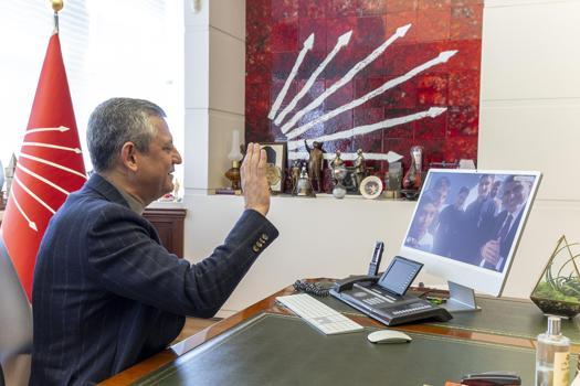 Özgür Özel, Adana'da Atatürk büstünü fırtınadan koruyan öğrencilerle görüştü