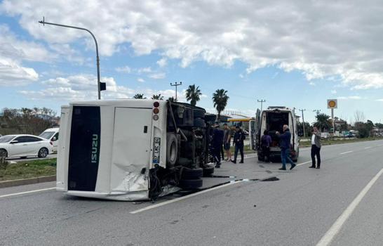 Hafif ticari aracın çarptığı midibüs devrildi, 7 kişi yaralandı; kaza kamerada