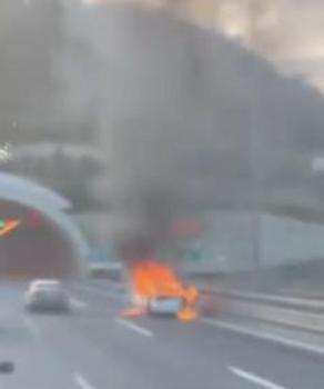 İstanbul - Çatalca'da seyir halindeki otomobil alev alev yandı