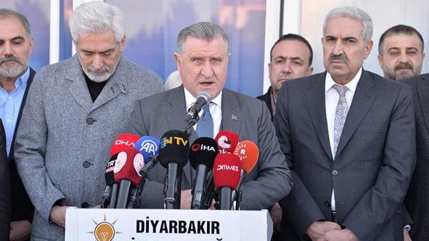 Bakan Bak: Birileri gibi deprem turisti değiliz