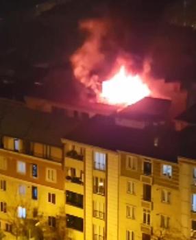 İstanbul - Esenyurt'ta 5 katlı binanın çatısı alev alev yandı