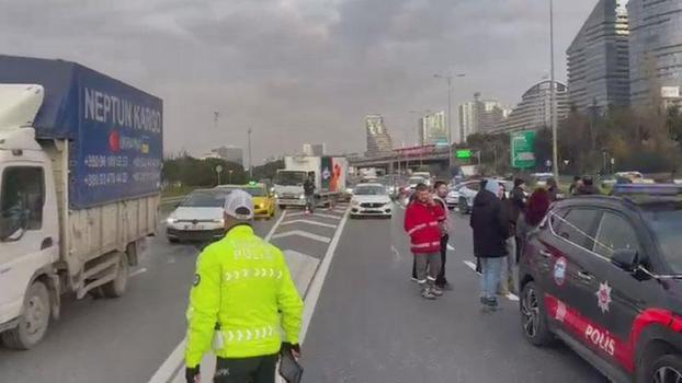 Bağcılar'da aracından inen kamyonet şoförüne otomobil çarptı; 1 ölü