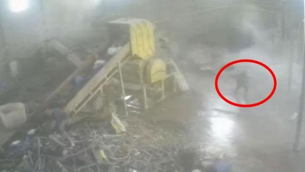 Devrilen 20 tonluk su varilinin altında kalmaktan son anda kurtuldu; o anlar kamerada