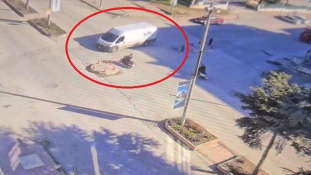 Motosikletin minibüse çarptığı kaza kamerada