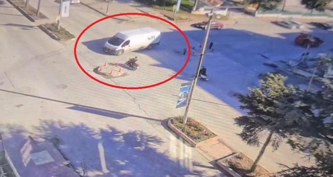 Motosikletin minibüse çarptığı kaza kamerada