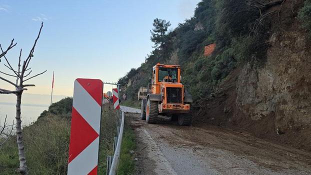 Heyelanda kapanan sahil yolu açıldı
