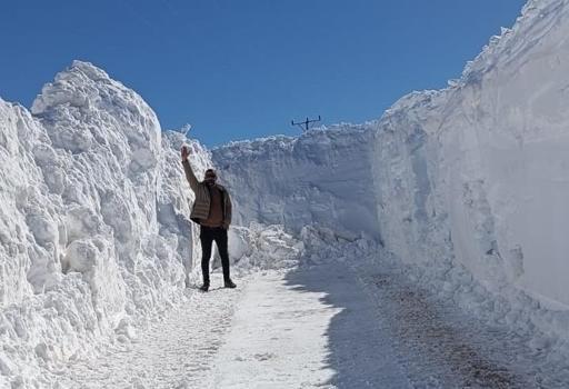 Karlıova’da mezra yollarında yol açma çalışmaları sürüyor