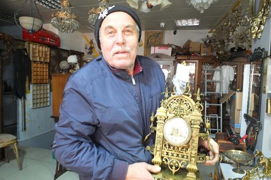 Koleksiyonundaki 146 yıllık şömine saatini dükkanında sergiliyor