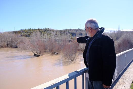 Kızılırmak taştı; köy yolu ulaşıma kapandı