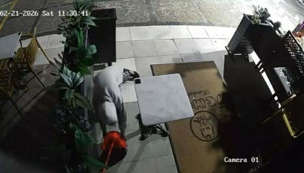 Yanındaki çocuğa dükkanın önündeki paspas ve kovayı çaldırdı; o anlar kamerada