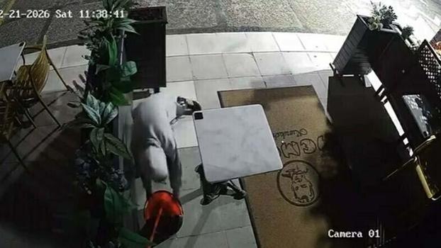 Yanındaki çocuğa dükkanın önündeki paspas ve kovayı çaldırdı; o anlar kamerada