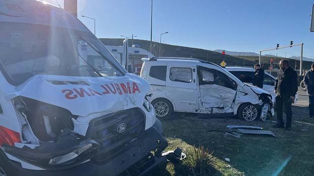 Ambulans ile hasta yakınının kullandığı hafif ticari araç çarpıştı