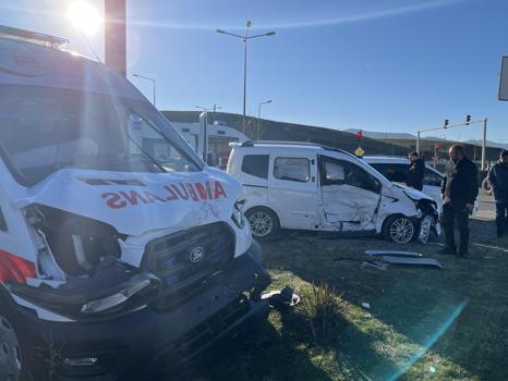 Ambulans ile hasta yakınının kullandığı hafif ticari araç çarpıştı