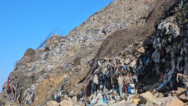 Zonguldak’ta denize sıfır eski çöp alanındaki atıklar sahillere saçılıyor