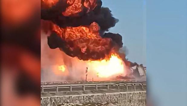 Şanlıurfa'da devrilen yakıt yüklü TIR yandı; 1 yaralı