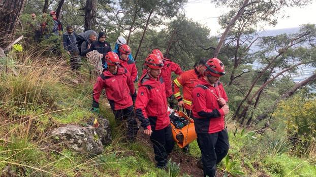 Muğla’da kayalıklardan düşen genç kurtarıldı