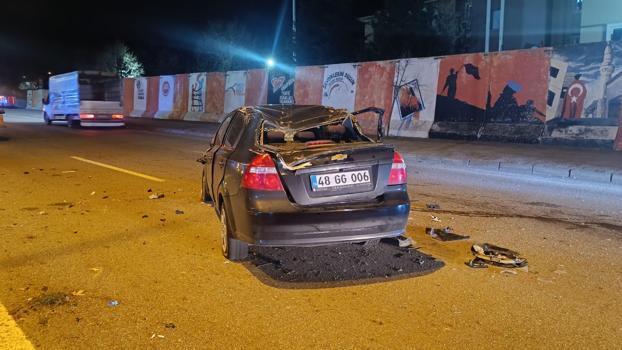 Bingöl’de otomobil refüje çarpıp takla attı: 2 yaralı