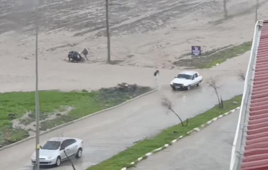 Osmaniye'de sağanak; yollar göle döndü