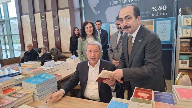 Hulusi Akar, 'Külliye'de Ramazan' etkinliklerinde imza gününe katıldı