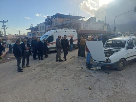 Hassa'da iki otomobil çarpıştı: 4 yaralı