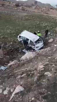 Gercüş’te kamyonet uçuruma yuvarlandı:3 ağır yaralı