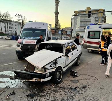 Mardin’de minibüs ile otomobil çarpıştı: 6 yaralı