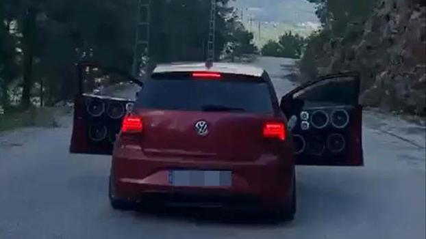 Kapıları açık ilerleyen otomobilin 15 yaşındaki sürücüsüne 60 bin lira ceza