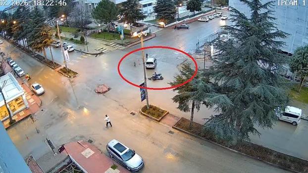 Motosikletin hafif ticari araca çarptığı kaza kamerada: 2 yaralı