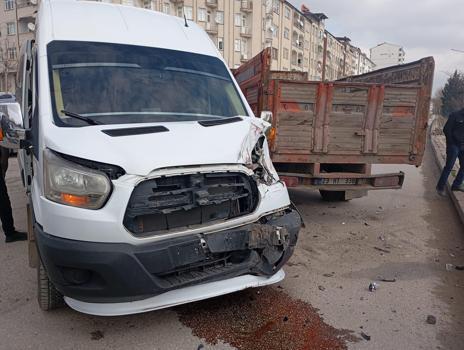 Elazığ’da ters yöne giren kamyonet öğrenci servisiyle çarpıştı: 9 yaralı