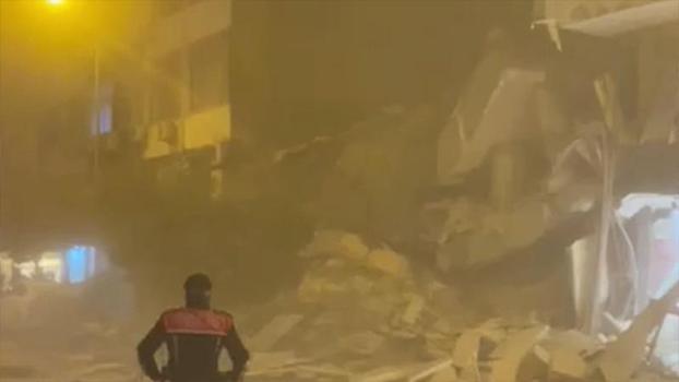 Ağır hasarlı bina, yıkım sırasında çöktü