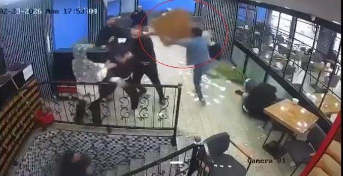 Kafede karşılaşan husumetli iki grup, birbirlerine masa ve sandalyelerle saldırdı; o anlar kamerada