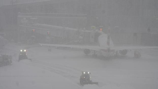 ABD'de yoğun kar yağışı nedeniyle 5 binden fazla uçuş iptal edildi